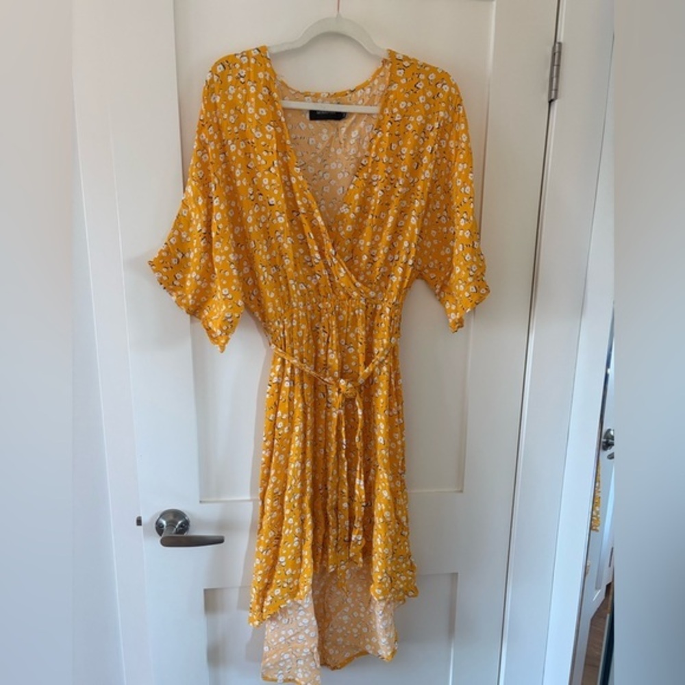 MINKPINK bright yellow floral flowy dress short sleeve tie belt loose medium